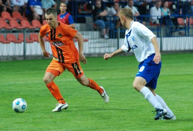 Jakub Cieciura (z lewej) był wyróżniającym się piłkarzem KSZO w Świnoujściu. Oby w piątkowym spotkaniu było podobnie, a jego zespół wywalczył pierwsze punkty w tej rundzie.