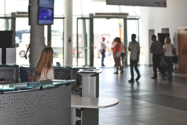 Średnie zarobki w bankowości w 2018 r. wynosiły 6 tys. zł brutto. Co czwarta osoba zatrudniona w tej branży zarabiała poniżej 4 tys zł.  Płace 25 proc. najlepiej wynagradzanych pracowników wyniosły 9 350 zł brutto i więcej. Zobacz, jak wygląda przeciętne wynagrodzenie na poszczególnych stanowiskach.  źródło: wynagrodzenia.plSprawdź, ile powinieneś zarabiać:   Ogólnopolskie Badanie WynagrodzeńCzytaj też: Płaca minimalna 2019. Wysokość pensji minimalnej brutto i netto, stawki godzinowe. Zobacz, ile dostaniesz na rękęPOLECAMY: Zarobki w służbach mundurowych 2019Zarobki w wojsku 2018. Ile zarabia żołnierz zawodowy?Ile zarabiają pracownicy ZUS?Zobacz też: ILE ZARABIAJĄ PRACOWNICY ZUS? ZAROBKI W ZAKŁADZIE UBEZPIECZEŃ SPOŁECZNYCH