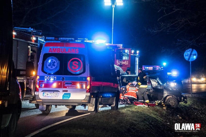 Czołówka pod Wrocławiem. Dwie osoby ranne, kierowca w ciężkim stanie