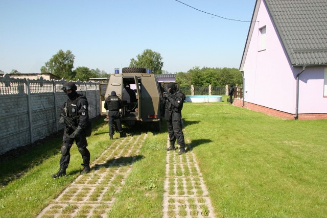 W operacji antyterrorystów wykorzystano samochód opancerzony (na zdjęciu) i śmigowiec.