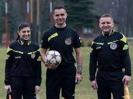 Mariusz Złotek (w środku) poprowadzi mecz Radomiaka z Wisłą.