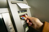 Naklejki z kodami QR na bankomatach mogą być próbą oszustwa i wyłudzenia pieniędzy. Bądźcie czujni!