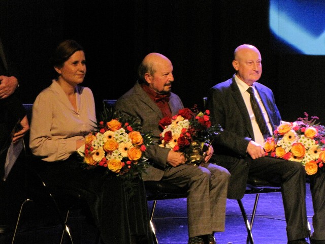 Laureaci Nagrody Prezydenta Chorzowa w Dziedzinie Kultury za rok 2020 podczas uroczystości jej wręczenia 2 10 2020 w Chorzowskim Centrum Kultury. Od lewej Sabina Waszut, Jan Maria Dyga oraz Lech Motyka, który odbierał Chłopca z łabędziem w imieniu żony Jolanty Motyki. Pierwsza dwójka otrzymała ją w kategorii osiągnięć twórczych, Jolanta Motyka - za upowszechnianie kultury