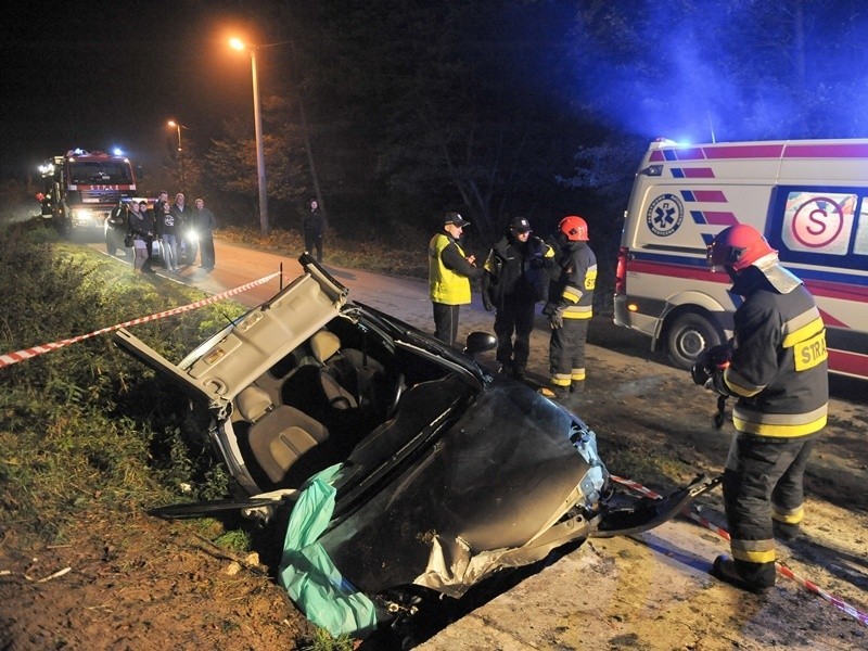 W Maćkowicach fiat uderzył w betonowy przepust [ZDJĘCIA, WIDEO]