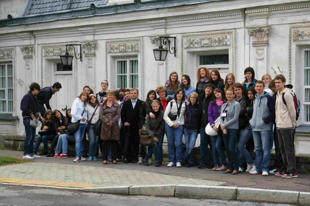 Pamiątkowe zdjęcie uczniów włoskich i polskich podczas wizyty w zespole pałacowo-parkowym w Kozienicach.