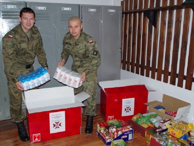 Żołnierze pakują produkty do paczek, które trafią do kombatantów na Kresach.
