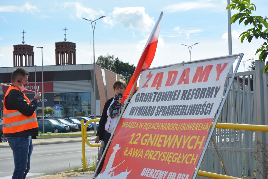 Ostrołęka. Manifestacja przed Komendą Miejską Policji w Ostrołęce. 8.09.2020. Zdjęcia