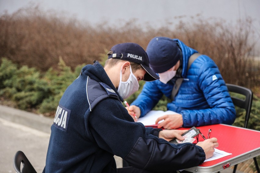 Kraków. W "krwawej" akcji wzięło udział 44 małopolskich policjantów. Funkcjonariusze oddali prawie 22 litry krwi [ZDJĘCIA]