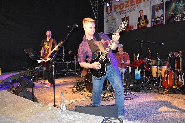 W niedzielę 22 sierpnia na muszli koncertowej w Golubiu-Dobrzyniu w ramach finału Pożegnania Lata zaprezentowali się: zespół Mygrena, Banau (na zdjęciu) i Sztywny Pal Azji. Zobacz zdjęcia z imprezy w naszej galerii