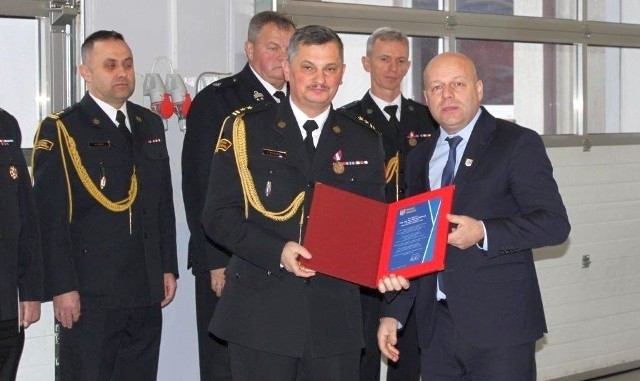 Komendant Andrzej Kołodziej z listem gratulacyjnym od starosty Roberta Bednarza