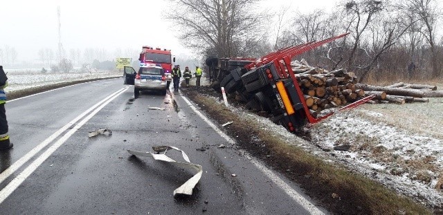 Ciężarówka z drewnem wywróciła się na drodze krajowej nr 11...