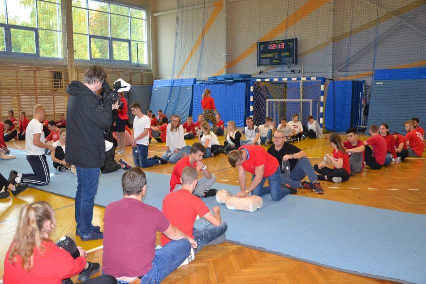 Libiąż. 300 osób uczestniczyło w akcji udzielania pierwszej pomocy w Zespole Szkół w Libiążu [ZDJĘCIA]