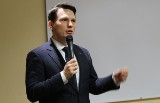 Sławomir Mentzen, wiceprezes partii KORWiN, w Kielcach. Mówił o mechanizmach uprawiania polityki i przewadze emocji nad argumentacją  