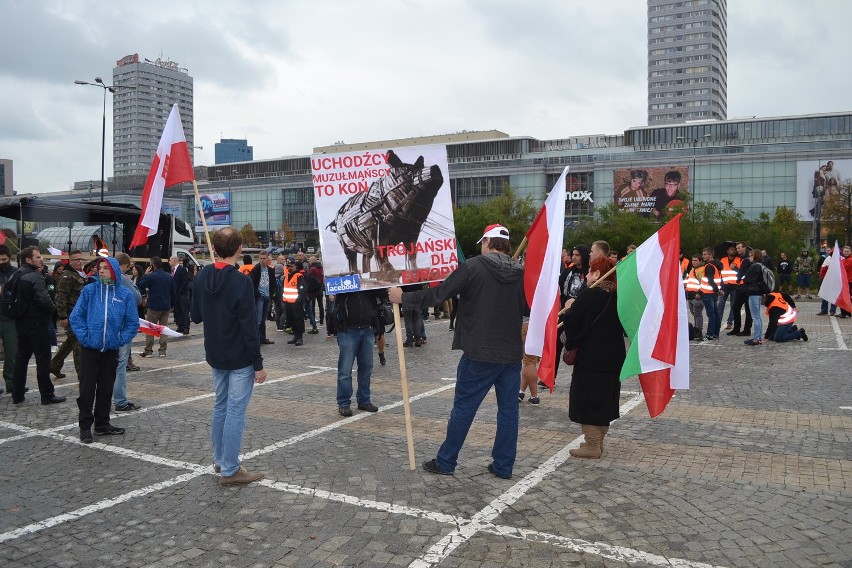 Warszawa: Antyimigrancka demonstracja i marsz "Polacy przeciwko imigrantom" w Warszawie [ZDJĘCIA]