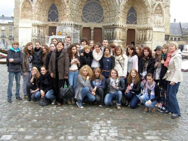 Licealiści ze Stalowej Woli w Paryżu przed katedrą Notre-Dame.