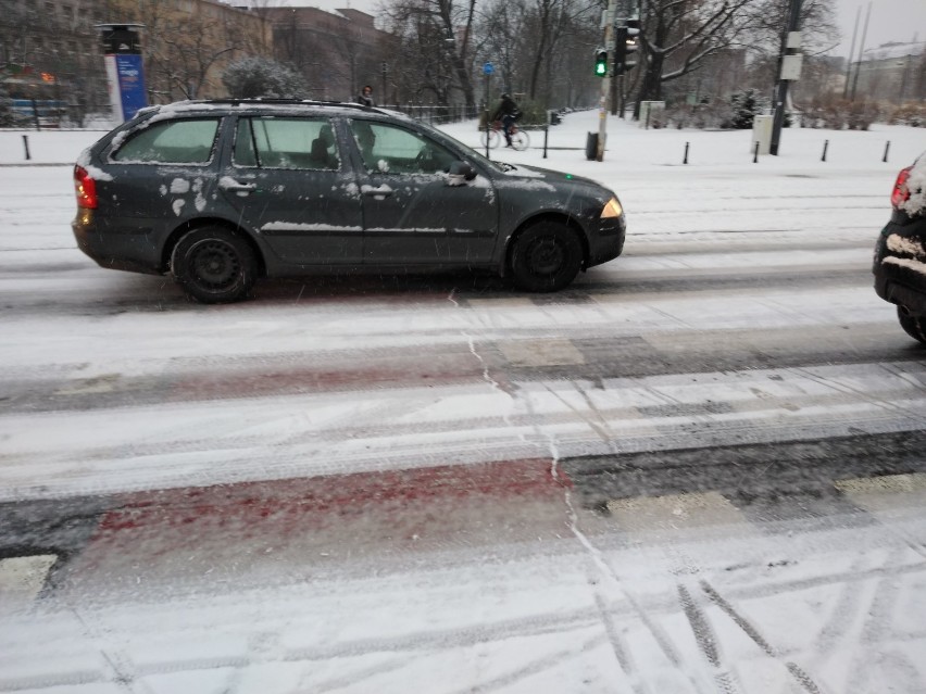 Wrocław zaskoczony zimą. Ulice i chodniki jak lodowisko (ZDJĘCIA)