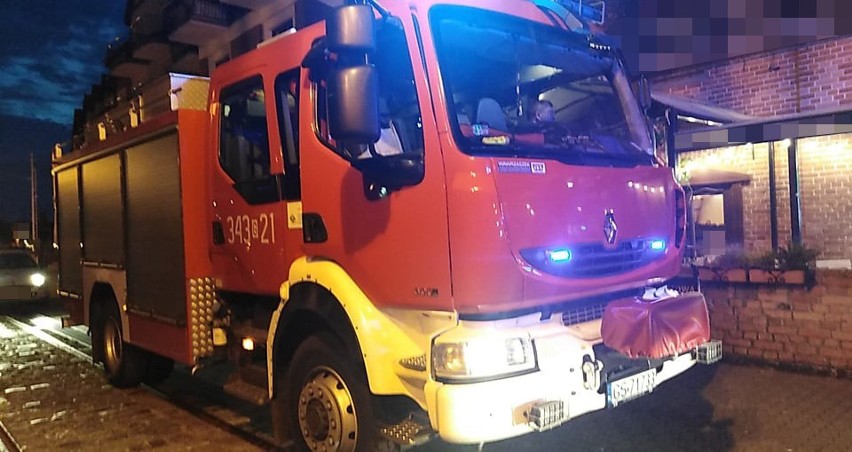 Akcja strażaków na Bulwarze Portowym w Ustce. Zapaliły się śmieci na zewnątrz restauracji 