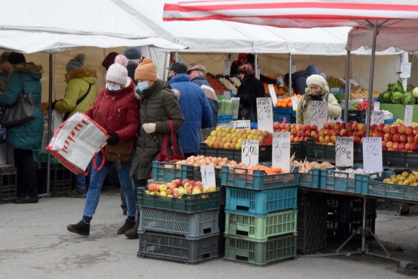 Na kieleckich bazarach wiosna - są młode kapusta i ziemniaki...