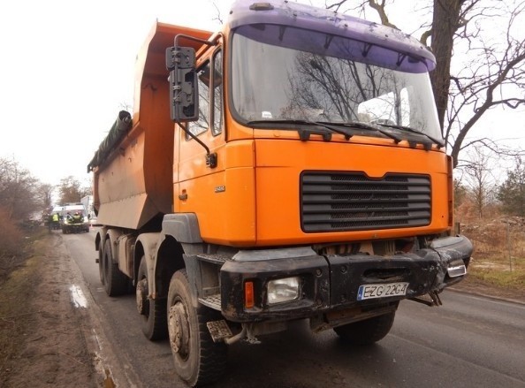 Wypadek na ul. Szczecińskiej. Samochód osobowy zderzył się z tirem. Pierwszy na miejscu... strażak po służbie [zdjęcia]