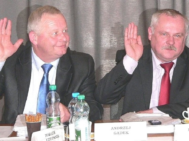 Andrzej Gądek (z lewej) &#8211; podobnie jak Krzysztof Wojtaś &#8211; głosował jako radny podczas piątkowej sesji buskiej Rady Powiatu.