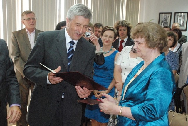 Na zdjęciu dyplom o nadaniu tytułu Józefowi Zborowskiemu wnuczce Jolancie Menet wręcza burmistrz Nieszawy Andrzej Nawrocki