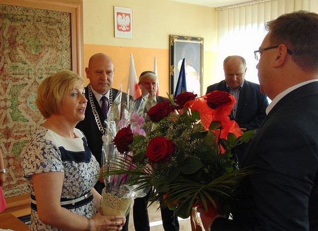 Po otrzymaniu absolutorium  wójt dostał kwiaty od  sekretarz gminy, która dziękowała w imieniu wszystkich pracowników.