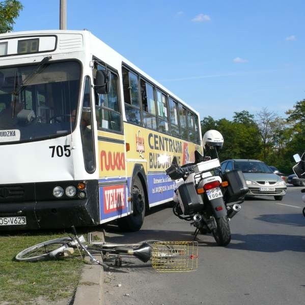 Kierowca autobusu skręcił na pobocze, ale zderzenia z rowerzystą nie udało się uniknąć.