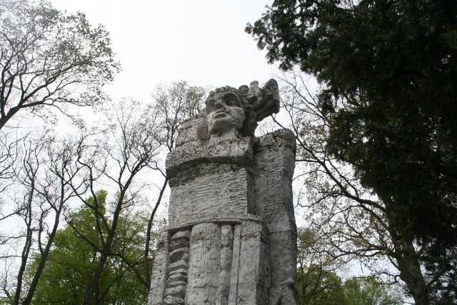 Pomnik w Gorzowie Śląskim dziś