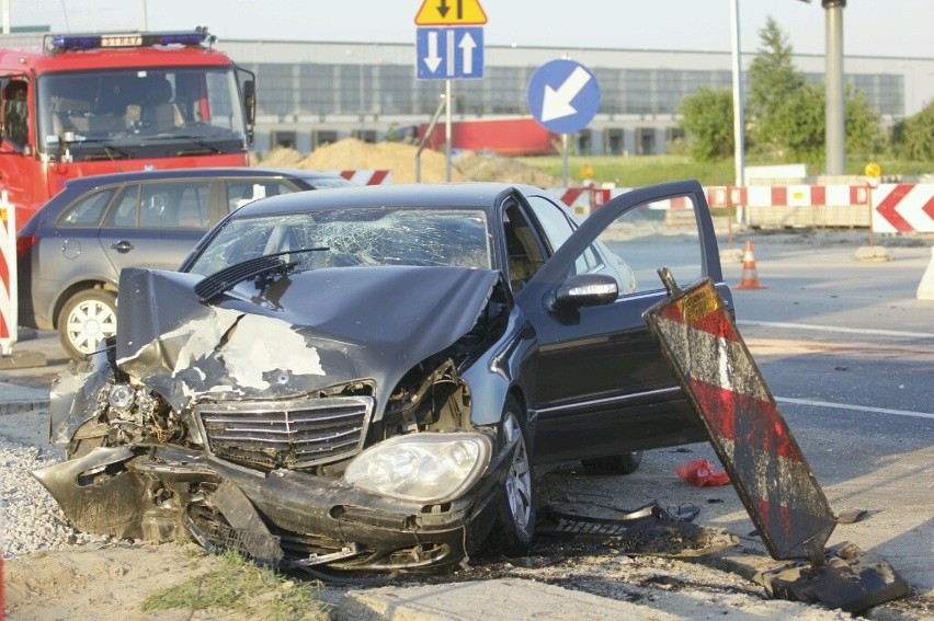 Wypadek w Bielanach Wr. na drodze Wrocław - Świdnica. Dwie osoby ranne (ZDJĘCIA)