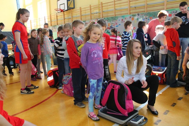 W szkole podstawowej nr 2 w Strzelcach Opolskich większość dzieci nosi plecaki, których waga nie przekracza 3 kg. Dzięki temu, że szkoła kupiła m.in. szafki i dystrybutor na wodę.