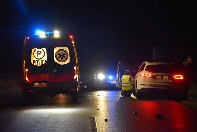 Ze wstępnych ustaleń policjantów grodziskiej drogówki wynika, że mężczyzna poruszał się środkiem drogi pieszo, prowadząc rower. Przejdź do kolejnego zdjęcia --->