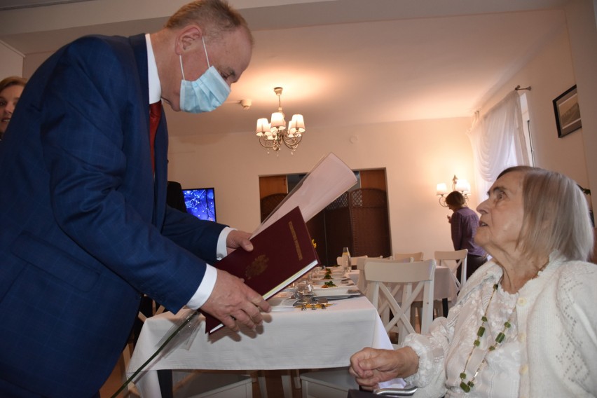 Antonina Łakoma z Malborka skończyła 101 lat. Jej życiorys trafił do książki, którą samodzielnie przeczytała bez okularów