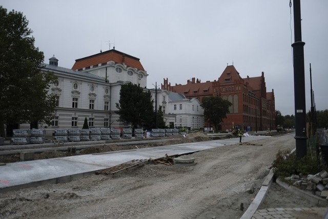 W Toruniu cały czas trwają remonty ulic. Największe prace trwają na Chopina i Wałach gen. Sikorskiego. Ma to związek z przebudową placu Rapackiego, gdzie powstanie nowy węzeł przesiadkowy dla pasażerów komunikacji miejskiej.>>>>>Czytaj na kolejnych stronach