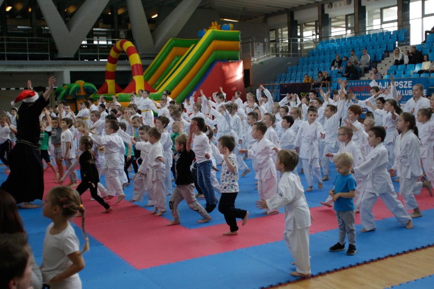 Dzieci bawiły się podczas Mikołajków z karate, zorganizowanych przez Daniela Iwanka