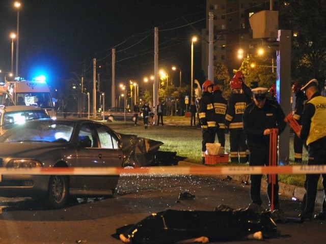 - Usłyszałem  huk, w lusterku zobaczyłem tylko snop iskier za sobą. Pędzące z tyłu bmw chciało wcisnąć się między autobus i mojego opla