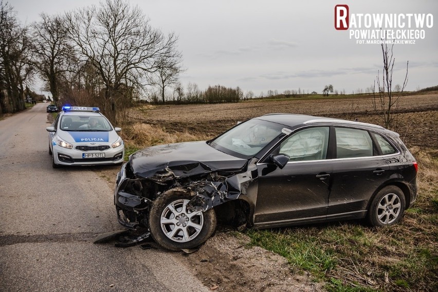 Wiśniowo Ełckie. Audi roztrzaskało się o drzewo[ZDJĘCIA]