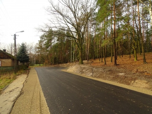 Mieszkańcy gminy Zwoleń mogą już korzystać z 1,2 kilometra nowej drogi. Prace kosztowały prawie 800 tysięcy złotych.