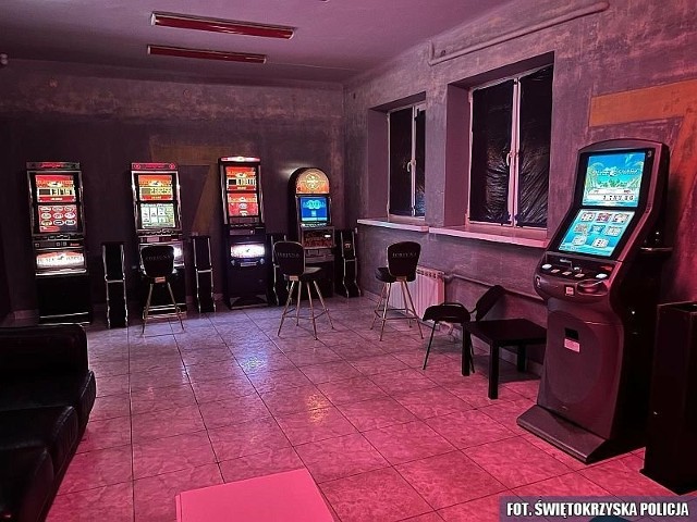 Skarżyscy policjanci przejęli kilka automatów do gier oraz gotówkę