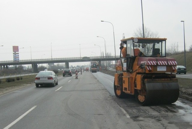 Łatanie dziur w drogach w Poznaniu: Sprawdź, czy prace trwają w Twojej okolicy!