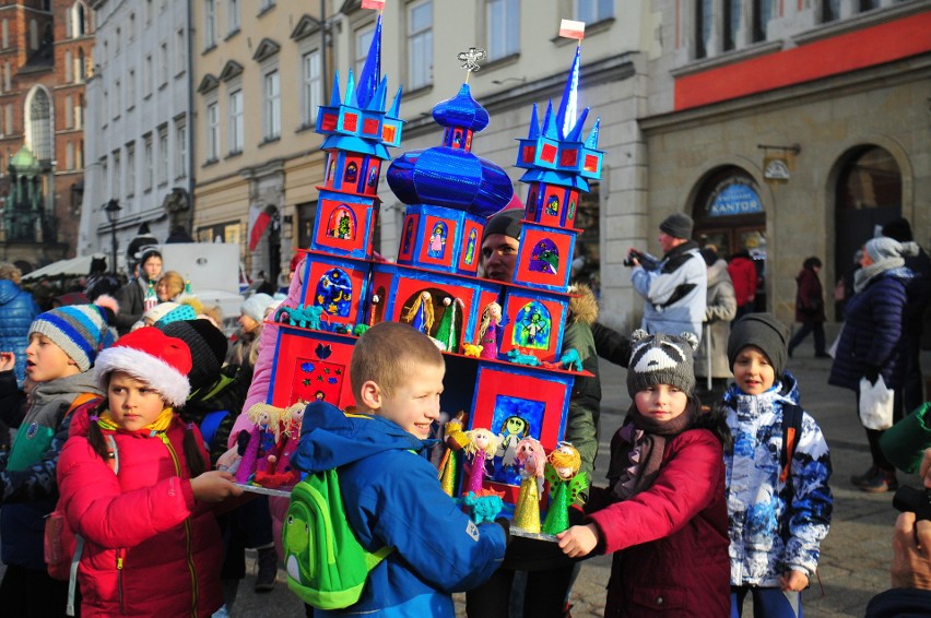 76. Konkurs Szopek Krakowskich. Po prezentacji na estradzie Targów Bożonarodzeniowych trafiły do Celestatu [ZDJĘCIA]