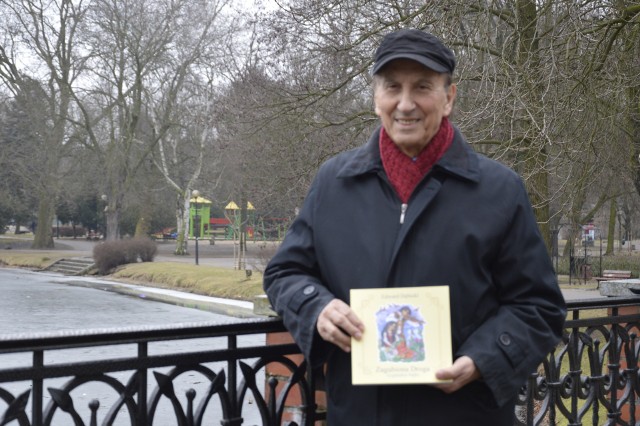 Edward Dębicki o książce opowiadał nam podczas spaceru po Parku Wiosny Ludów