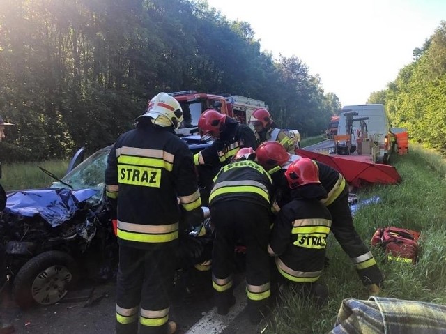 Do śmiertelnego wypadku doszło w poniedziałek przy węźle autostradowym między Nowym Tomyślem i Bolewickiem. W zderzeniu fiata panda i citroena berlingo zginęła jedna osoba.Kolejne zdjęcie --->