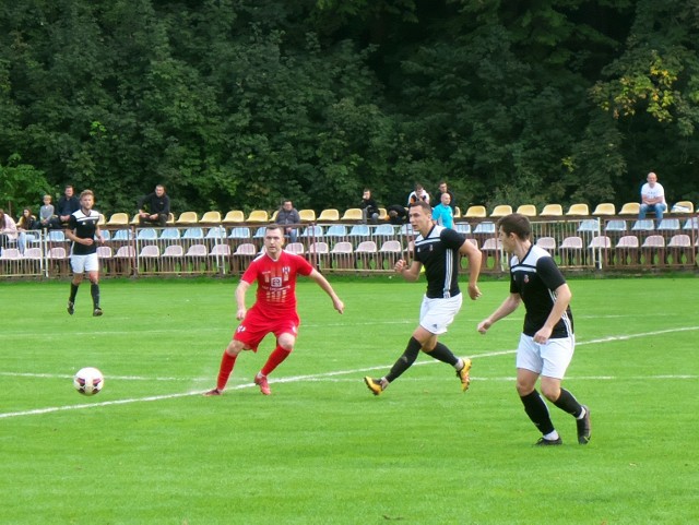 Piast Tuczempy (czarne koszulki) pokonał Granicę Stubno.