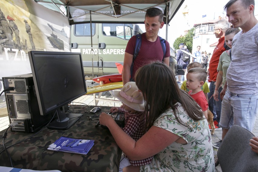 Columbus Festiwal Wiatru 2022 w Ustce. Niesamowite pokazy lotnicze [ZDJĘCIA]