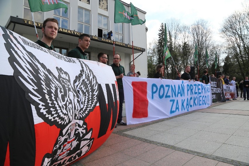 Wodzirejem protestu był Szymon Popławski, który nawoływał do...