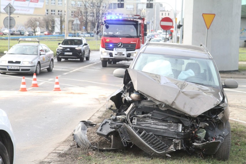 Wypadek na pl. Społecznym. Skoda uderzyła w audi [ZDJĘCIA]