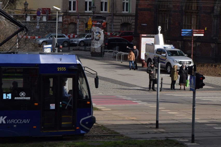 Sześć mandatów w godzinę. Kamera straży w centrum Wrocławia