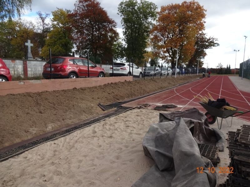 Zakończenie inwestycji przy boisku szkolnym w Belsku Dużym. Obiekt zyskał wiele zieleni. Zobacz zdjęcia