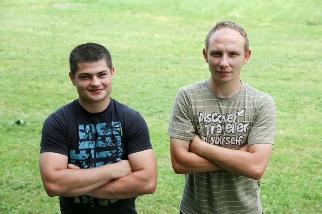 Sebastian Garbowski (z lewej) i Karol Bagiński, młodzi mieszkańcy Choroszczy wpadli na pomysł, że wyremontują boisko. Liczą, że dostaną na to 20 tys. złotych wsparcia.