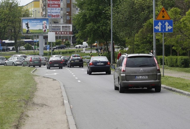 Kierowcy narzekają na to skrzyżowanie, bo muszą czekać, a płynność przejazdu można poprawić wydłużając pas.